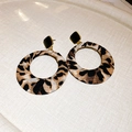 Pendientes de aro de cuero con estampado de leopardo y detalle de botón cuadrado - 52# Aros Anchos de Leopardo
