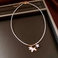 Detailaufnahme der Perlenkette mit goldenem Pony-Anhänger und Stern-Zirkon-Charm - 28# Gold - Perlenkette Weißer Stern Pferd
