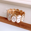 Dettaglio di un bracciale vintage dorato elastico con pannelli di perla e stella - Oro-Beige