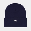 Dettaglio di un berretto in maglia blu scuro con ricamo di orso polare bianco di qualità - Blu navy