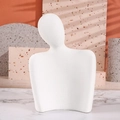 Dettaglio di un busto moderno in resina bianca con fine texture opaca per decorazioni di casa - Bianco Piccolo Opaco