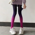 Détail de collants en velours dégradé violet à rose montrant l'élasticité du tissu - Taille unique / Rouge Rose