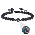 Nahaufnahme des Lavastein-Armbands mit einer individuellen Fotoprojektions-Perle - Lavastein (Benutzerdefiniertes Foto)