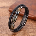 Gros plan d'un bracelet en cuir tressé noir à double couche avec des perles d'œil de tigre - Oeil de Tigre Bleu