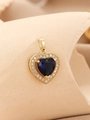 Dettaglio di un ciondolo a cuore dorato con zircone blu scuro e accenti scintillanti - Oro Blu Reale