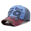 Berretto da baseball vintage bicolore azzurro e bordeaux con ricamo New York 79 - Regolabile / Blu Reale Fronte Tesa Rossa