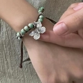 Bracelet ethnique en perles de marbre vert avec un charmant pendentif papillon argenté - Style Papillon en Céramique