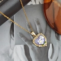 Détail du pendentif cœur vintage avec émail violet, fleur blanche et perle sur chaîne dorée - Collier Pendentif Coeur Violet