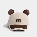 Détail du bonnet d'hiver pour bébé avec oreilles de nounours et broderie de lettre m - Lettre M / Beige