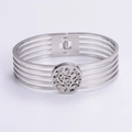 Detalle del brazalete calado de acero inoxidable plateado con adorno de árbol de diamante - Color Acero
