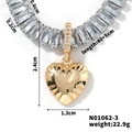 Dettaglio macro della collana con ciondolo a cuore con dimensioni e catena di cristalli - Ciondolo Cuore