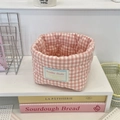 Detalle de la cesta de tela acolchada de cuadros rosas con etiqueta Sorakka Studio - Rosa a Cuadros