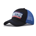 Dettaglio della toppa ricamata 3D Positive Attitude su un cappello trucker in rete blu - Regolabile / Blu navy