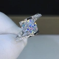 Bague torsadée en argent avec moissanite d'un carat et micro-pavé de pierres sur le côté - Ouvert Réglable / Solitaire à Anneau Torsadé (MS004)