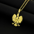 Collar de acero de titanio dorado con colgante de águila polaca sobre fondo de textura negra - Dorado