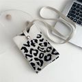 Dettaglio della borsa per cellulare in maglia leopardata con trama e bottone carino - Leopardo Beige