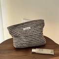 Dettaglio macro della trama del tessuto in tweed spesso su una borsa capiente - Caffè Chiaro