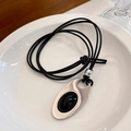 Collier vintage Maillard avec gemme noire ovale et pendentif argent sur plateau céramique - 45# Collier-Argent-Noir