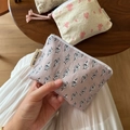 Drei minimalistische Baumwolltaschen mit Blumenmuster für Münzen, Lippenstift und Kopfhörer - Graue Basis Kleine Blumen