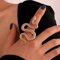 Nahaufnahme verstellbarer Schlangenring in Roségold mit realistischer Schuppentextur - Schlangenform Offener Ring / Mattgoldener Ring