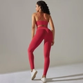 Détail de l'ensemble de yoga rouge foncé sans couture avec soutien-gorge croisé et legging - S / Rouge