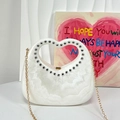 Borsa da sera bianca perlata con manico a cuore, motivo marmo, cristalli e catena oro - Motivo Marmo/Manico a Cuore / Bianco