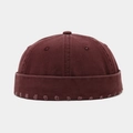 Detalle del gorro docker burdeos con lavado vintage y bordes desgastados de tela denim - Ajustable / Burdeos
