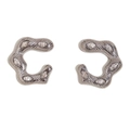 Zilveren golf oorbellen met marquise zirkonia's op een witte achtergrond - Marquise Zirconia Onregelmatige Golf Open Oorknopjes / Staalkleur