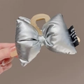 Pinza para el pelo con lazo rosa con acabado plateado brillante y etiqueta tejida - Pinza de garra / Plata (D-4347-5)
