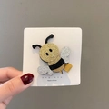 Barrette abeille pailletée pour fille avec ailes dorées sur carte de présentation - Abeille à Paillettes Dorées