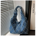 Détail du sac cabas en denim bleu avec matelassage en losanges effilochés et style rétro - Motif de Diamants Bleu Foncé