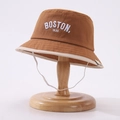 Καραμελέ καπέλο bucket με λευκό κέντημα BOSTON και ρυθμιζόμενο αντιανεμικό λουράκι - Καφέ