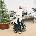 Weihnachtsfigur Skifahrer mit dunkelgrünen Fransen und weißer Strickmütze - Grüner Ski-Junge
