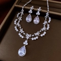 Macro d'une parure de bijoux vintage en zircon avec collier et boucles d'oreilles en goutte d'eau - Ensemble deux pièces / Argent