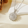 Détail du pendentif fleur argentée avec zircons blancs ronds et de taille baguette - Collier Tournesol Entièrement Serti de Zircon Argenté T017