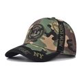 Dettaglio ravvicinato del ricamo NY e della scritta New York su un cappellino mimetico - Camouflage
