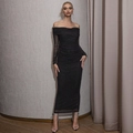 Elegante abito lungo nero a spalle scoperte in tulle glitterato argento con dettagli a pieghe - S / Nero