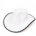 Detail van witte wollen cowboyhoed met zwarte geschulpte versiering langs de randen - M(56-58cm) / Wit