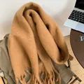 Écharpe en mohair chameau unie avec franges disposée sur une chaise décorative - Khaki Foncé