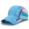 Berretto da baseball azzurro traspirante con pannelli in rete e design skate colorato - Regolabile / Celeste