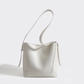 Bolso cubo minimalista de cuero blanco con correa ancha en una toma de estudio pro - Blanco Roto