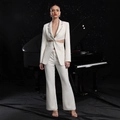 Dettaglio del completo bianco con design traforato in vita e strass luccicanti eleganti - S / Bianco