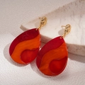 Detalle de pendientes de gota en resina jaspeada roja y metal dorado con relieve - Poste de pendiente de plata - Rojo