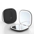 Détail du miroir de maquillage LED noir montrant le port USB-C et le bouton tactile - Style Rechargeable à Lumière Double Face / Noir / Grossissement 10X