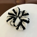 Dettaglio di un elastico per capelli in maglia a righe bianche e nere su un tavolo - Scrunchie / A Righe Bianche