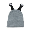 Detail der grauen Strickmütze mit Fühlern und bestickten Augen für einen lustigen Look - M (56-58cm) / Grau