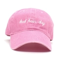 Berretto da baseball in cotone lavato rosa con ricamo bianco Bad Hair Day frontale - Regolabile / Rosa