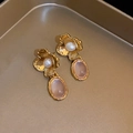 Gros plan de boucles d'oreilles vintage en résine avec perle blanche et gemme rose dorée - 28# Fleur Irrégulière Pierre Rose (5915056812146)