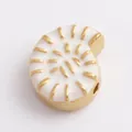 Detailansicht eines Muschel-Anhängers mit weißem Emaille und Goldspirale-Muster - Weiße Muschel (M643102-White)