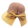 Dettaglio cappello estivo in maglia marrone con grande fiocco giallo e tesa aperta dietro - Regolabile / Arancione